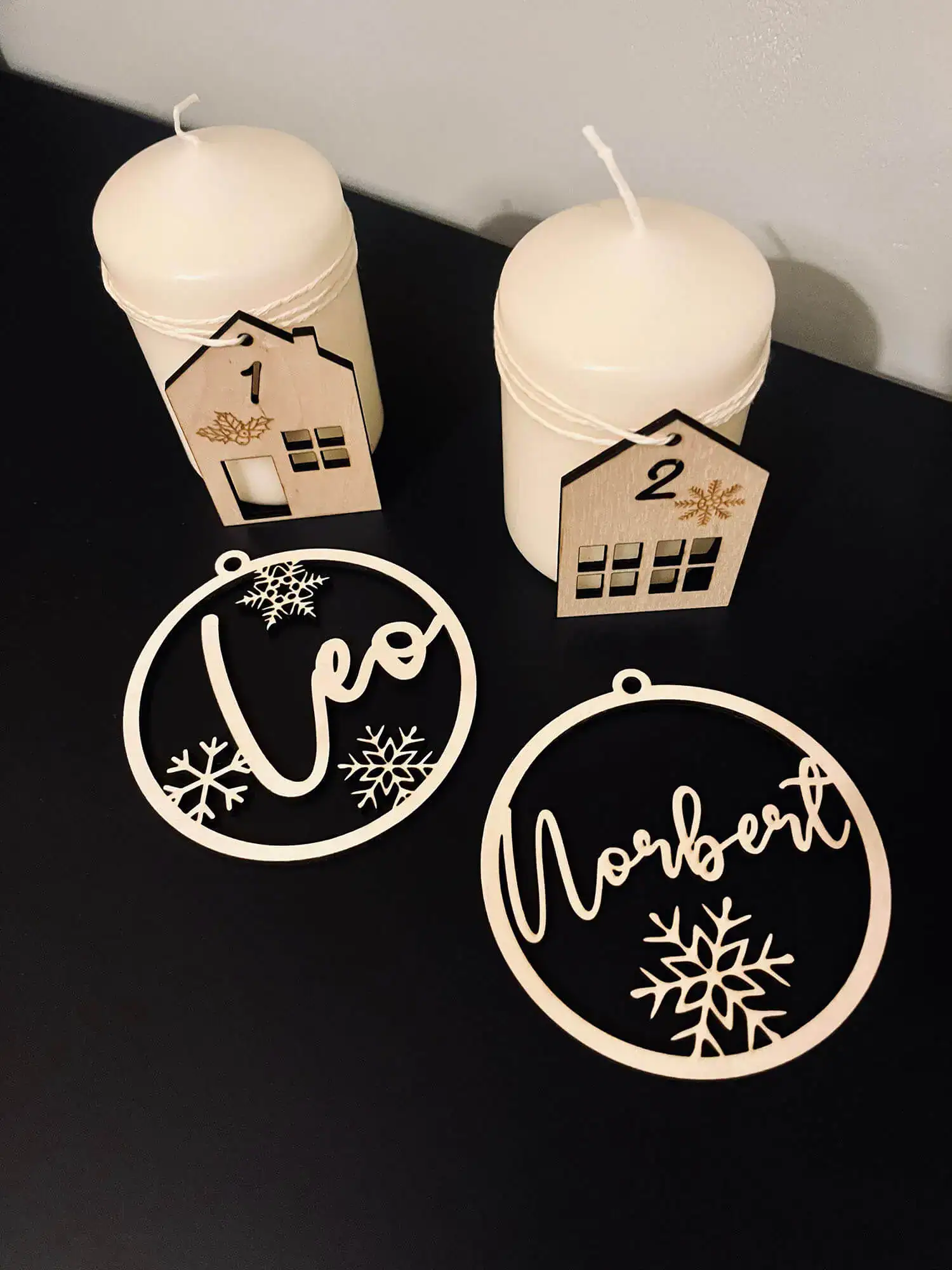 Personalisierte Christbaumkugel Holz mit Name | Namensanhänger & Weihnachtsbaumschmuck im Skandi Stil | Handgemacht in Deutschland