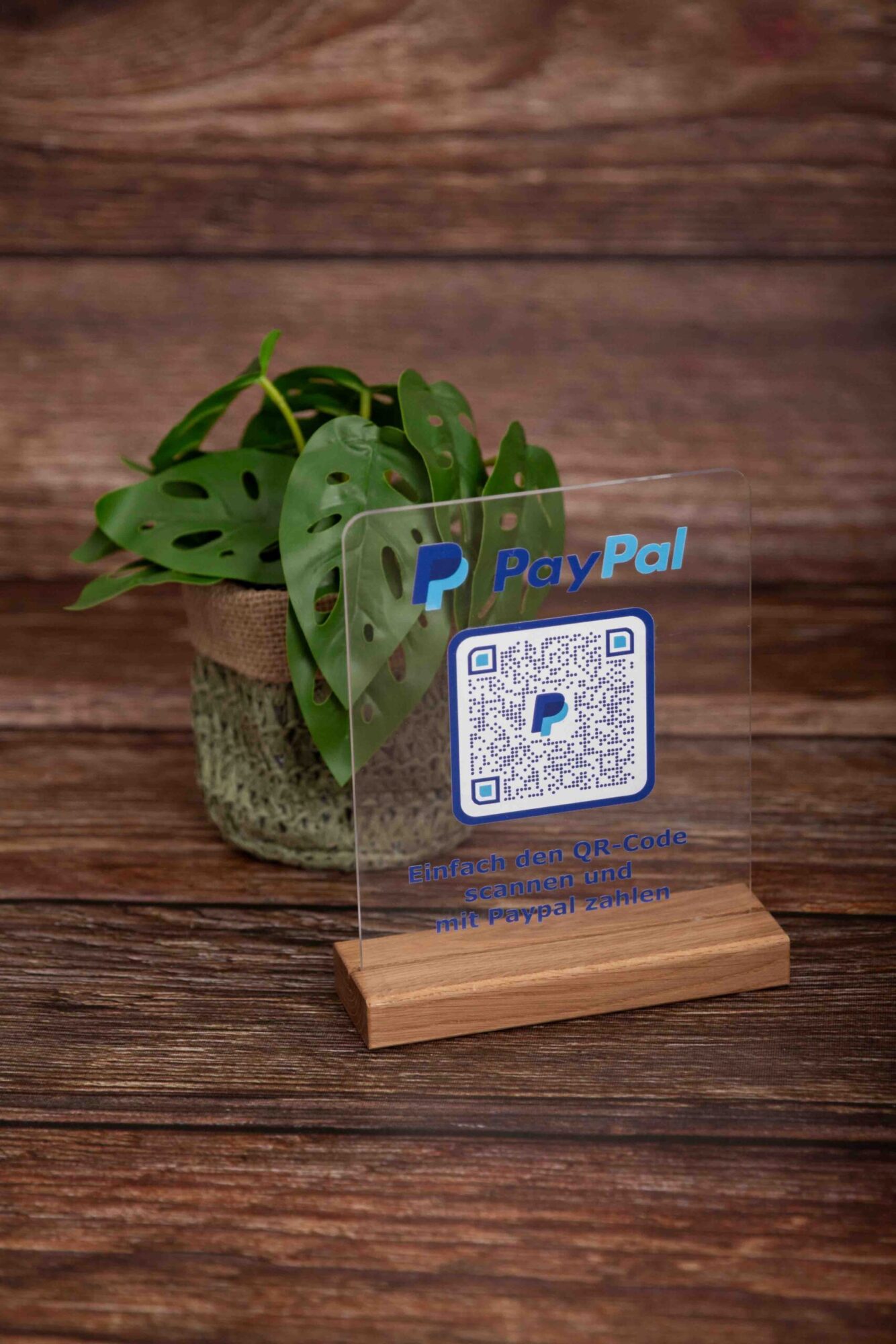 PayPal-Aufsteller mit QR-Code und der Aufschrift: Einfach den QR-Code scannen und mit Paypal zahlen