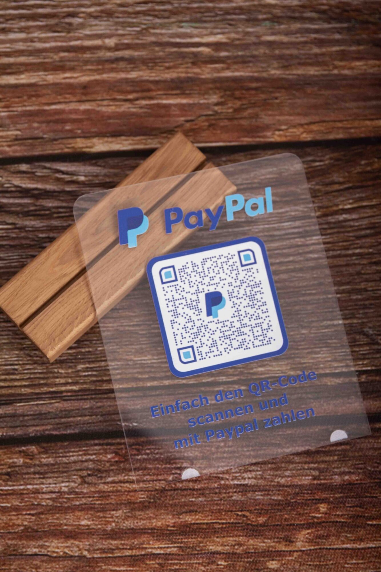 PayPal-Aufsteller mit QR-Code und Text: Einfach den QR-Code scannen und mit PayPal zahlen