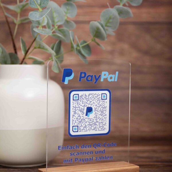 PayPal-Aufsteller mit QR-Code und dem Text: Einfach den QR-Code scannen und mit Paypal zahlen