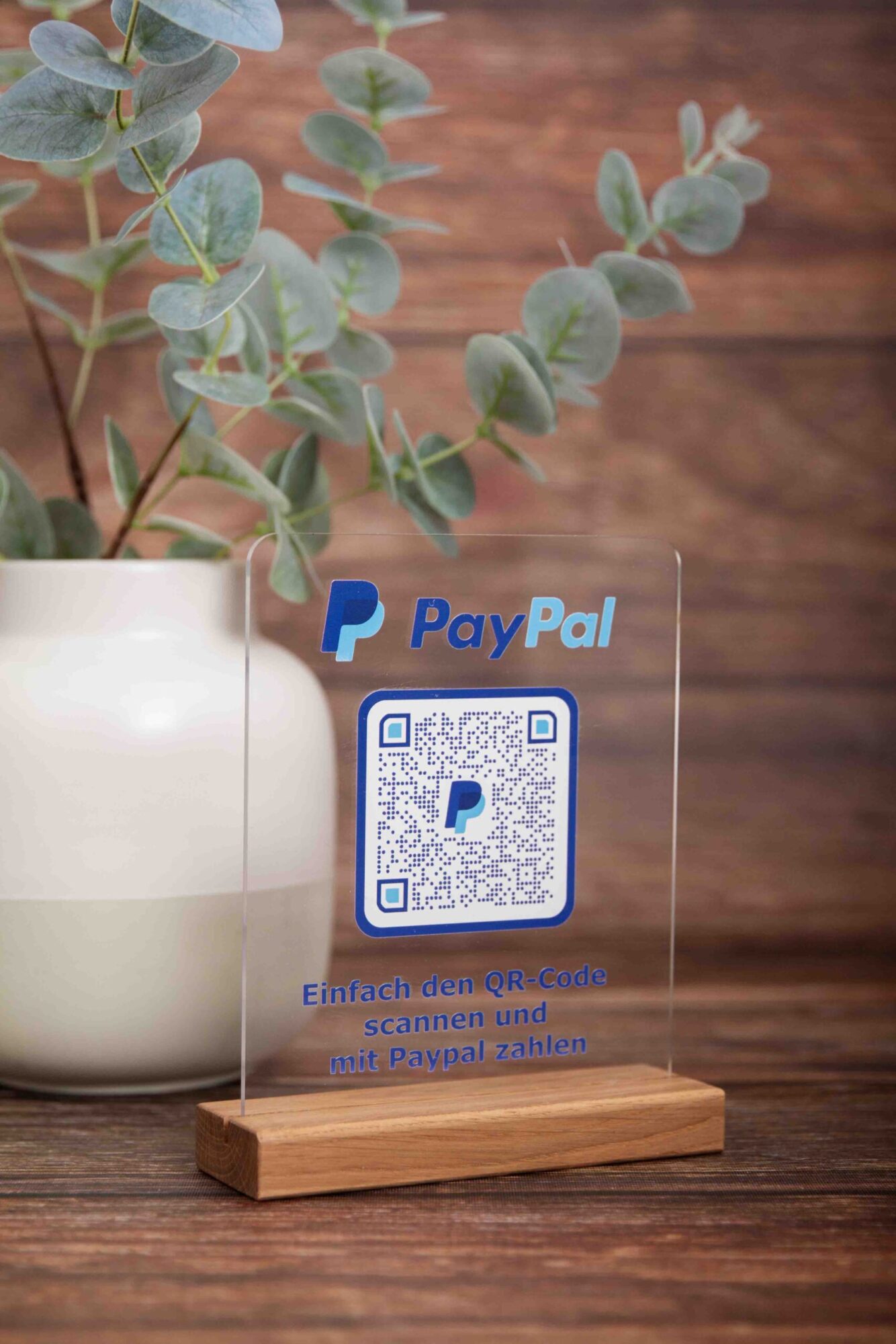 PayPal-Aufsteller mit QR-Code und dem Text: Einfach den QR-Code scannen und mit Paypal zahlen