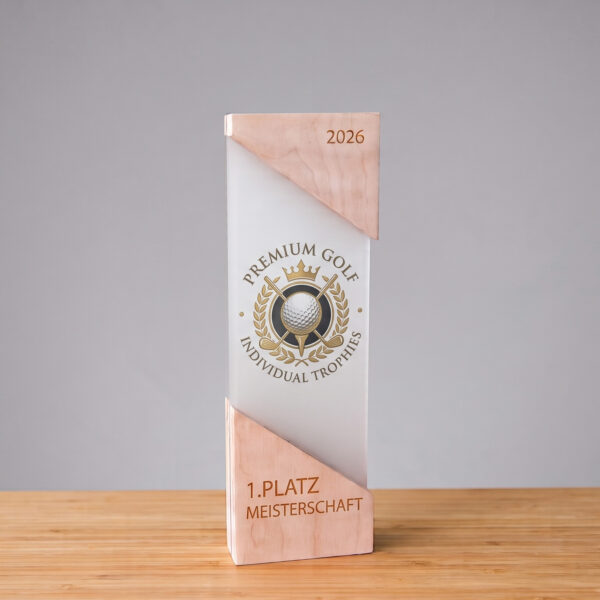 Moderner, vertikaler Golfpokal aus Holz und Acryl. Der Pokal zeigt ein gold-schwarzes Wappen mit Golfball, gekreuzten Schlägern und der Aufschrift 'PREMIUM GOLF INDIVIDUAL TROPHIES'. Auf dem oberen Holzteil steht '2026', unten '1. PLATZ MEISTERSCHAFT'. Er steht auf einer Holztheke vor einem grauen Hintergrund.