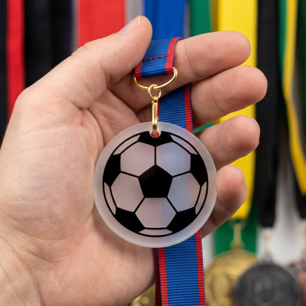 runder Acrylanhänger mit Loch zum Aufhängen. Die Motive zeigen den Text 'DU BIST SPITZE, GENAU WIE DU BIST!', einen Pokal, 'DU BIST WUNDERBAR', Fußballmuster, das Logo 'FC VORWÄRTS NEUSTADT' sowie einen personalisierten Text