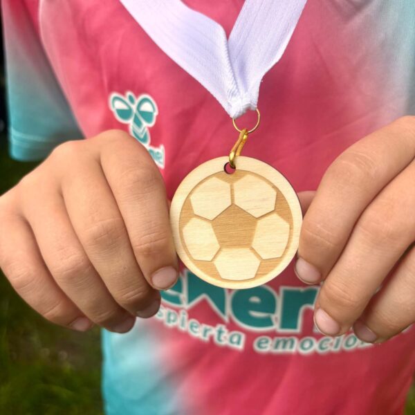 Personalisierte Medaille aus Birkenholz