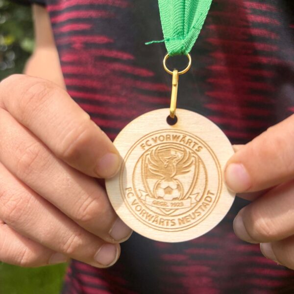 Holzmedaille 3 mm Stark mit Gravur von Logo