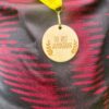 Personalisierte Medaille aus Birkenholz