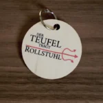 Holz-Schlüsselanhänger, Rund, Alltagsbegleiter, Spruch: Der TEUFEL trägt ROLLSTUHL