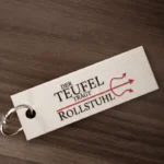 Holz-Schlüsselanhänger, Rechteck, Alltagsbegleiter, Spruch: Der TEUFEL trägt ROLLSTUHL